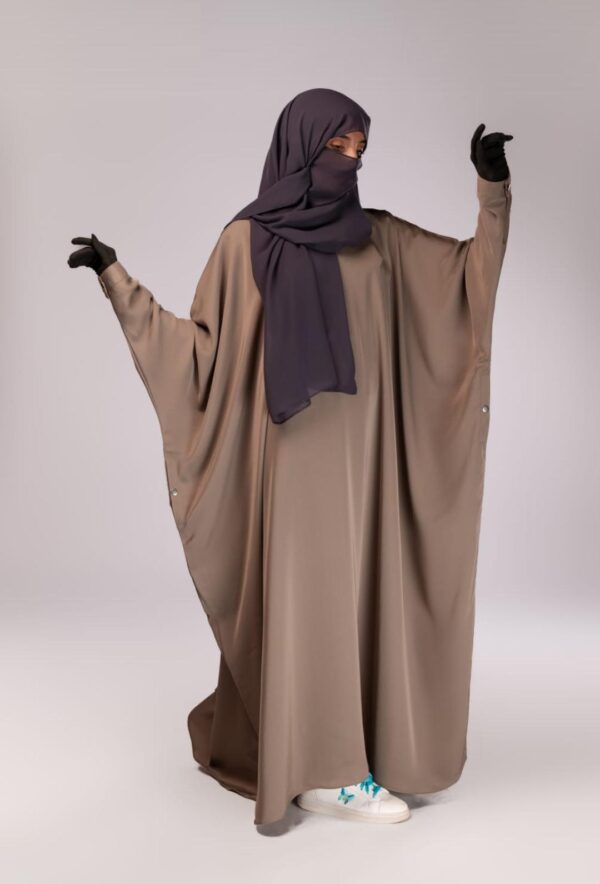 Batwing abaya with snap button sleeves