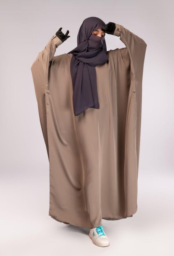 Batwing abaya with snap button sleeves