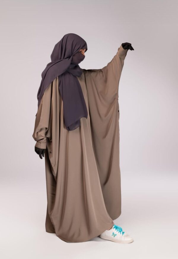 Batwing abaya with snap button sleeves