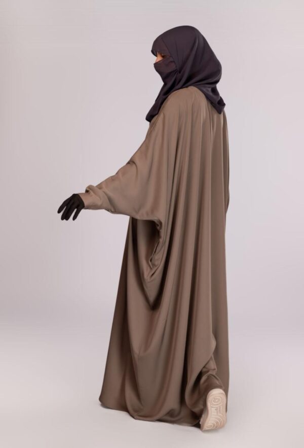 Batwing abaya with snap button sleeves