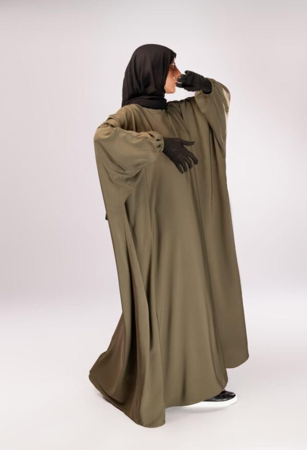 Batwing abaya with balloon elastic sleeves