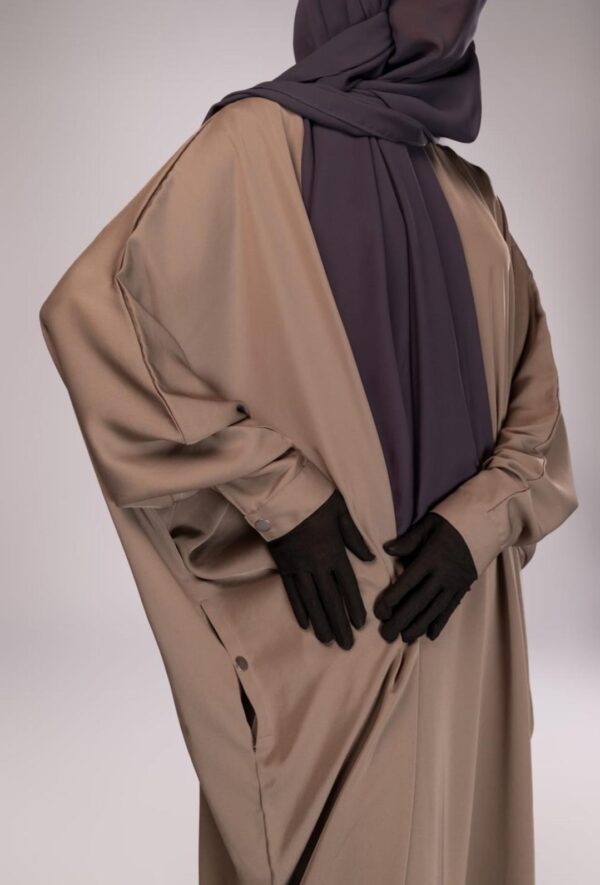 Batwing abaya with snap button sleeves