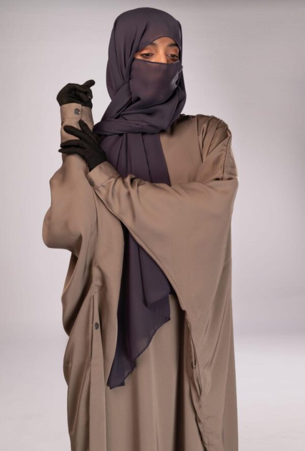 Batwing abaya with snap button sleeves